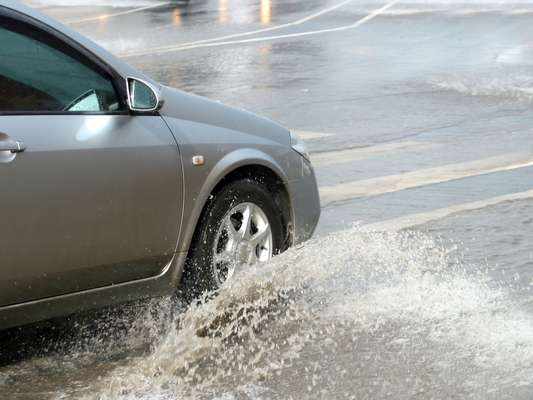 O consumo do carro pode ser afetado em chuvas fortes