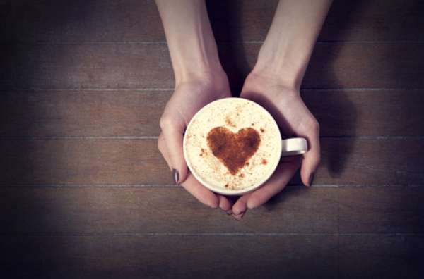 Os dentes podem se tornar permeáveis a algumas substâncias, como alimentos pigmentados e corantes. O café pode manchar os dentes de acordo com a frequência de consumo