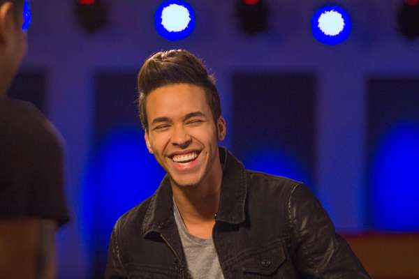 Prince Royce inicia el tema "Darte Un Beso" así: "Amarte como te amo es complicado. Pensar cómo te pienso es un pecado. Mirar cómo te miro está prohibido. Tocarte como quiero es un delito".