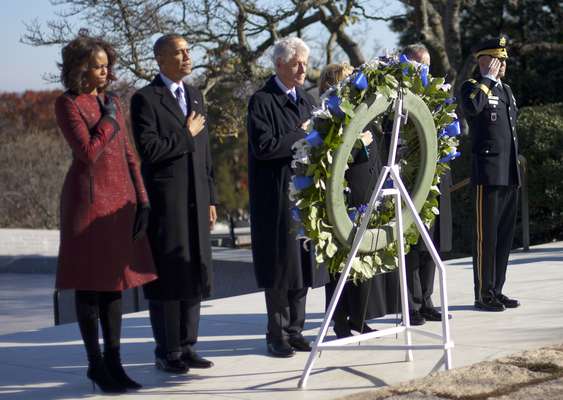 O presidente americano, Barack Obama (segundo a esquerda), a primeira-dama, Michelle, o ex-presidente Bill Clinton e sua mulher, Hillary, participam de cerimônia para depositar coroa de flores no túmulo do ex-presidente John F. Kennedy, no Cemitério Nacional de Arlington, Virgínia. Os casais Obama e Clinton homenagearam Kennedy às vésperas do 50º aniversário da morte dele. JFK foi morto em 22 de novembro de 1963