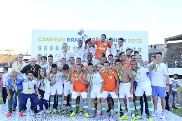 Campeão da Série B com três rodadas de antecedência, o Palmeiras levantou a taça neste sábado, em Campo Grande, no Mato Grosso do Sul. O time paulista enfrentou o Ceará e venceu por 4 a 1, de virada