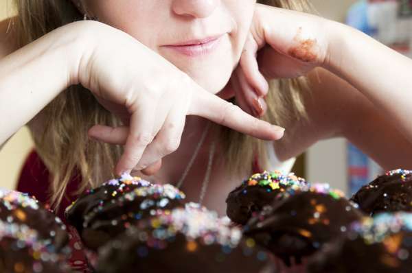 1. Escolha com cuidado as calorias extrasSe você for experimentar um pedacinho de cada doce disponível em uma confraternização, com certeza vai acabar sofrendo com a balança depois. A solução: analise todas as opções, faça uma lista das suas favoritas, sem as quais você não pode viver. Agindo com equilíbrio, você provavelmente vai deixar de ganhar centenas de calorias