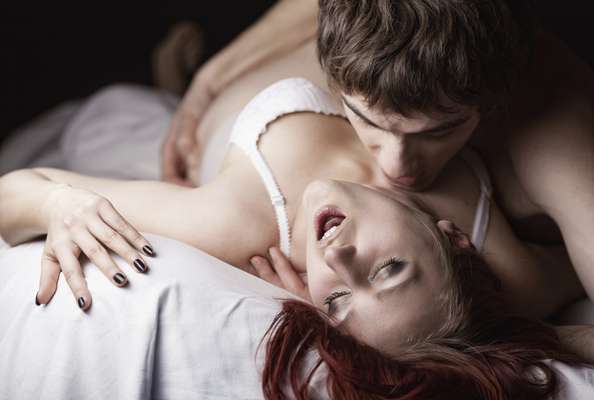1. Pornografia traz benefícios à vida sexualCasais que assistem pornografia juntos pelo menos uma vez por semana se sentem mais comprometidos e sexualmente satisfeitos do que aqueles que não alimentam o hábito ou o fazem com pouca frequência. Os dados mostram que 58% das mulheres que apostam na prática com o parceiro acreditam que isto traz efeitos positivos para a vida sexual