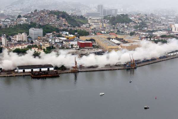 Imagem aérea detalha o momento em que a estrutura foi detonada