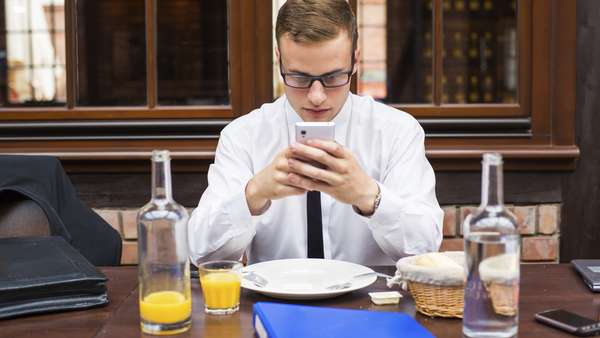 El uso del smartphone puede perjudicar nuestra memoria, visión, proporcionarnos estrés y dañar nuestro sueño o nuestras relaciones. Y cuidado, puedes estar cerca de la adicción. The Huffington Post recopila algunos síntomas que indican que tal vez deberías disminuir un poco el tiempo que pasas con el teléfono entre manos.