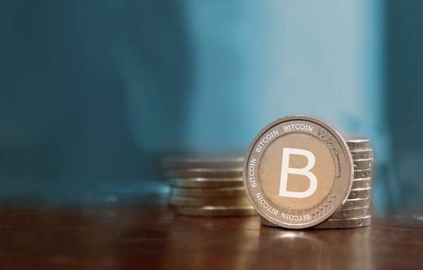 O bitcoin é uma moeda virtual, criada em 2009, que dispensa um órgão regulador e vem se popularizando em transações online