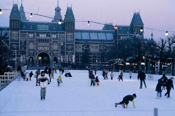 Amsterdã, HolandaA lenda de Santa Claus (Sinterklaas em holandês) é forte em Amsterdã, que ganha belas iluminações natalinas desde o começo de dezembro. A neve que costuma cair no final do ano, os mercados e as pistas de patinação no gelo colaboram para dar um charme especial à capital holandesa durante o Natal