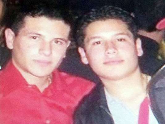 Luego de que se ventilara en Twitter la fastuosa vida que se da Serafín Zambada, hijo del capo Ismael "El Mayo" Zambada, y detenido por las autoridades estadounidenses, ahora los medios mexicanos dieron a conocer la ostenticidad en la que viven Alfredo e Ivan Guzmán Salazar (foto), presuntos hijos de Joaquín Guzmán Loera. Mira a continuación las fotos que circulan en sus aparentes cuentas de Twitter.