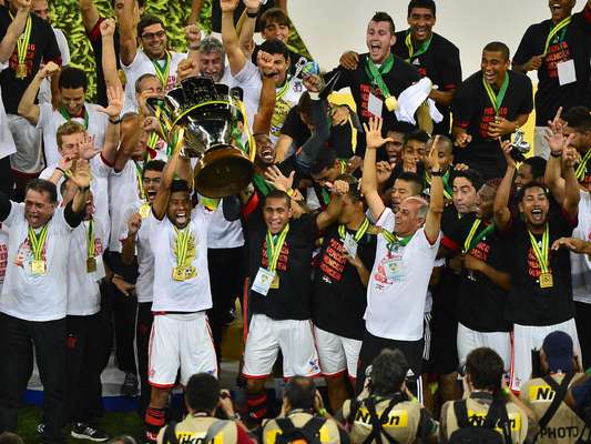 Léo Moura levanta a taça do tricampeonato do Flamengo na Copa do Brasil. Equipe venceu o Atlético-PR por 2 a 0 na decisão no Maracanã