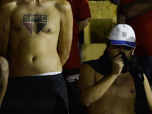 Favorito absoluto a se classificar à decisão da Sul-Americana antes dos confrontos com a Ponte Preta, o São Paulo deu adeus ao torneio nesta quarta, depois de empate por 1 a 1 em Mogi Mirim e derrota no placar agregado por 4 a 2 (havia perdido por 3 a 1, no Morumbi). Após o resultado, os torcedores tricolores presentes na partida lamentaram o ocorrido. Confira, a seguir, fotos da decepção são-paulina depois da eliminação: