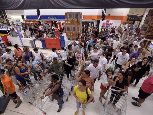 A Black Friday em um supermercado na zona oeste de São Paulo começou ainda na noite de quinta-feira