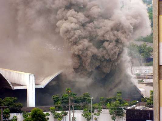 Um incêndio atinge na tarde desta sexta-feira o Memorial da América Latina, na avenida Auro Soares de Moura Andrade, na Barra Funda, zona oeste de São Paulo