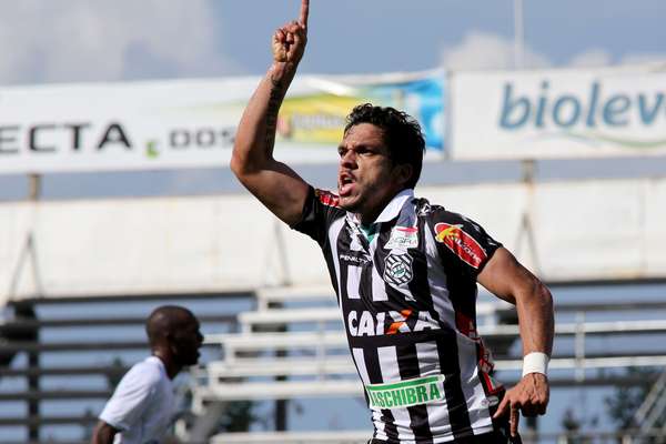 Éverton Santos comemora gol em jogo que garantiu o acesso ao Figueirense