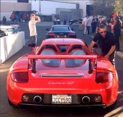 Paul Walker murió durante una carrera de exhibición en el evento Reach Out Worldwide que recogía fondos para las víctimas del tifón Haiyan en Filipinas. Esta fue la última imagen de Walker, justo antes de subirse al Porsche GT donde perdería la vida.
