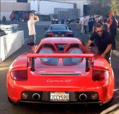 En las redes sociales circula esta imagen, la cual sería la última foto de Paul Walker antes del accidente.
