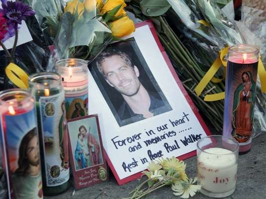 Cientos de fanáticos de Paul Walker y seguidores de la saga de 'Rápidos y Furiosos' se hicieron presentes con fotografías, velas y recuerdos en Valencia, California, zona en que el actor perdió la vida en un accidente automovolístico el 30 de noviembre de 2013.