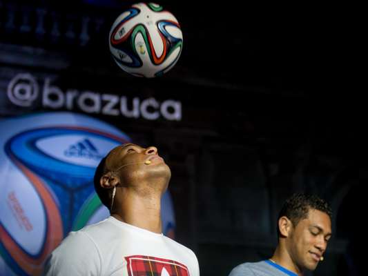 Foi anunciada oficialmente, nesta terça-feira, como será a bola da Copa do Mundo. Cafu, Hernane e Seedorf participaram do evento que mostrou a Brazuca para o mundo
