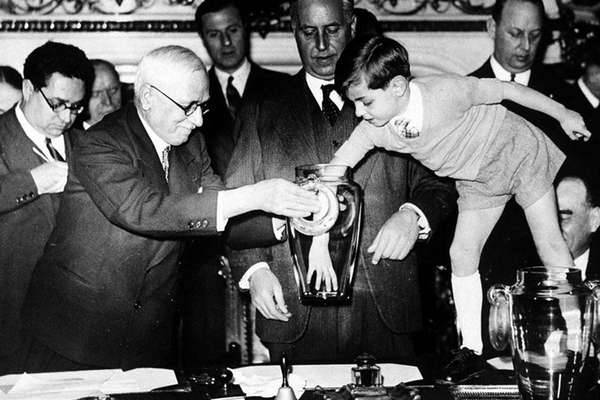 En 1938 el mítico Jules Rimet recibe la asistencia de un niño
