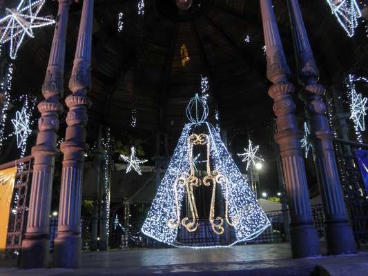 28 de novembro - Prefeitura de Belém, no Pará, enfeita praça para a chegada do Natal