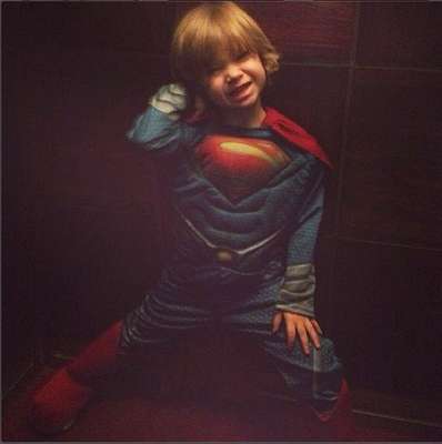 Adriane Galisteu é mãe de Vittorio, de 3 anos. Na legenda da foto, a apresentadora postou: To na boa to segura... Tenho um super homem em casa!!!