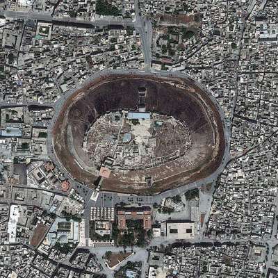 Imagem mostra a fortaleza medieval de Aleppo na Síria. Uma ilusão de óptica faz com que a colina pareça um buraco
