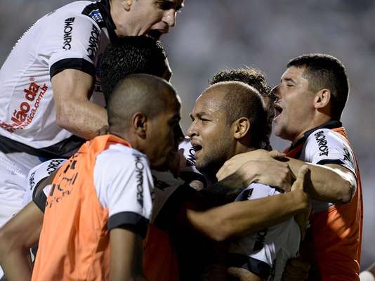 Ponte Preta reage na etapa final após levar gol de falta e, da mesma maneira, empata por 1 a 1 com o Lanús, no Pacaembu, pela primeira final da Copa Sul-Americana