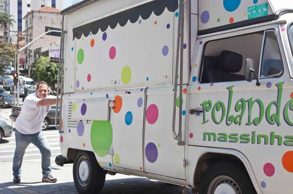 Rolando Vanucci ficou conhecido como Rolando Massinha devido ao sucesso da Kombi, onde vende massas há mais de seis anos no bairro de Perdizes, em São Paulo