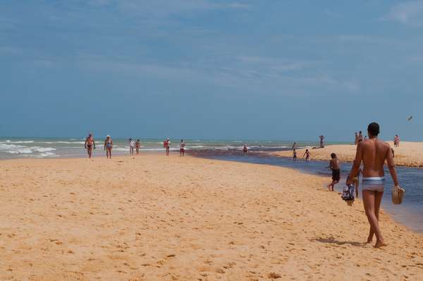 TrancosoA 750 km de Salvador, Trancoso é um dos destinos mais encantadores e badalados do litoral baiano. Durante o dia, turistas brasileiros e estrangeiros aproveitam a beleza de praias paradisíacas. Após o pôr do sol, os visitantes se reúnem no famoso Quadrado de Trancoso, praça histórica rodeada por casinhas coloridas e bares e restaurantes descolados