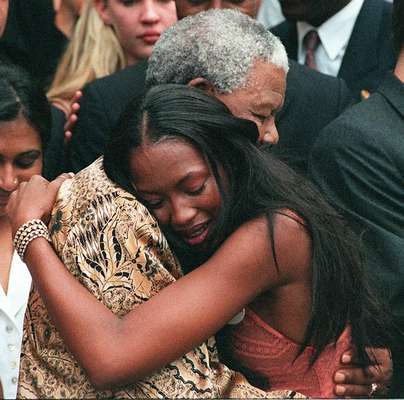 A modelo britânica Naomi Campbell abraça Mandela na casa dele na Cidade do Cabo, em fevereiro de 1998