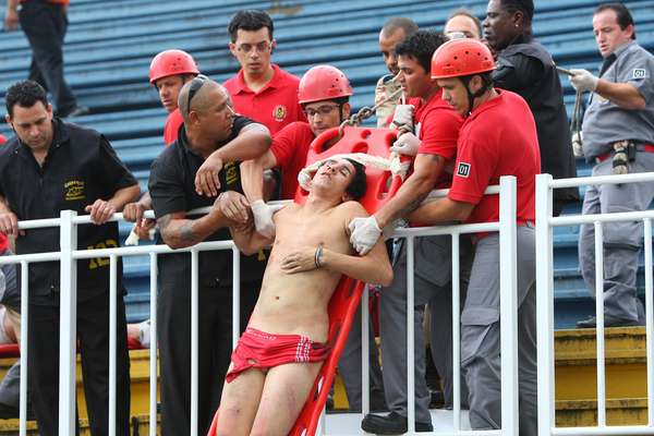 Torcedor desacordado é retirado de arquibancada; organizados de Atlético-PR e Vasco entraram em conflito na Arena Joinville