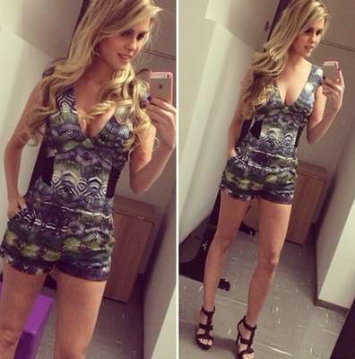 Bárbara Evans aproveitou o calor para usar macacão curtinho e decotado. A peça é toda estampada e tem detalhes em preto nas laterais