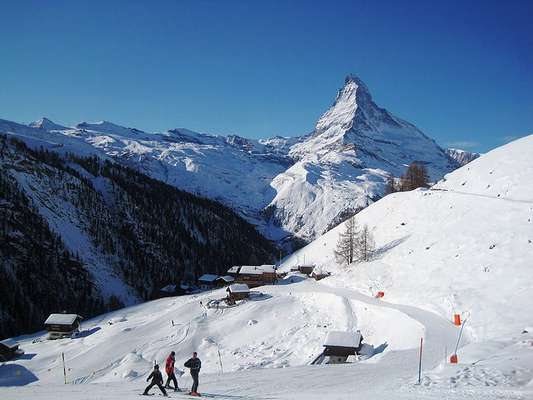 Zermatt, Suíça: considerado um dos melhores resorts de esqui do mundo, Zermatt sedia a mais famosa montanha dos Alpes Matterhorn (ou Cervino) na fronteira da Suiça e Itália. Situada no Cantão de Valais, a cidade combina o encanto romântico do velho mundo com paisagens de tirar o fôlego, ideais para quem procura neve e espaços para praticar o esqui em diferentes níveis. Dois detalhes chamam a atenção: os automóveis ficam em casa, já que na área, os visitantes se locomovem apenas por trenós e carrinhos elétricos; e a cidade abriga hoje uma ampla colônia de portugueses, então comunicar-se por lá poderá ser mais fácil do que o esperado