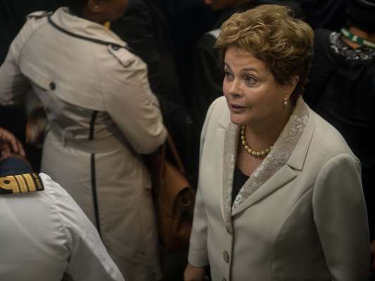 A presidente Dilma Rousseff liderou a comitiva brasileira, que conta com quatro ex-presidentes, na chegada ao estádio FNB para a cerimônia de despedida de Mandela