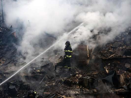 Bombeiros combatem incêndio na favela de Paraisópolis, em São Paulo