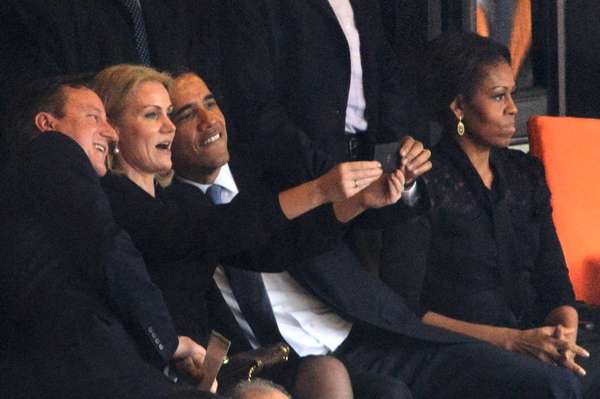 Uma sequência de fotos registrada nesta terça-feira, durante o funeral de Nelson Mandela, está repercutindo nas redes sociais. Nas imagens, o presidente Barack Obama conversa animadamente com a premiê dinamarquesa, Helle Thorning-Schmidt. O que chama atenção, no entanto, é a cara de poucos amigos da primeira-dama Michelle, que parece não ter gostado do papo. Em uma das imagens, além de Obama e Helle, está também o primeiro-ministro britânico, David Cameron. Os três sorriem para a câmera do celular da dinamarquesa