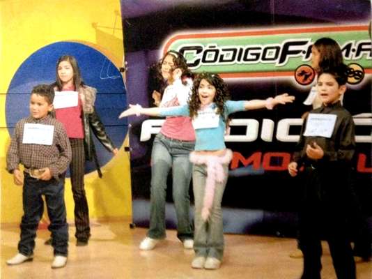 Codigo F.A.M.A., producido por Televisa en 2001, fue el primer reality show infantil en el país. Las siglas significan: fuerza, aventura, música y acción. De sus participantes surgieron algunos famosos, como Diego Boneta (cuando se llamaba Diego González) y Allison Lozz.