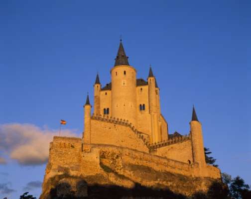 Localizado na colina mais alta da cidade, o Alcazar de Toledo domina a paisagem. Esta fortaleza foi erguida para ser a casa de Carlos V