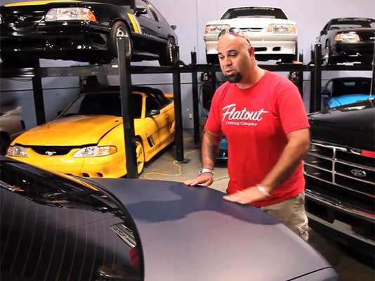 Quase duas semanas após a morte do ator Paul Walker, no último dia 30 de novembro, o site especializado em carros The Smoking Tire revelou nesta semana que um vídeo no qual mostra um galpão recheado com uma imensa coleção de possantes é de propriedade do ator e do amigo que morreu com ele na mesma tragédia, Roger Rhodas, no dia 1º de dezembro