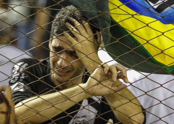 Torcedor da Ponte Preta chora derrota na final da Copa Sul-Americana