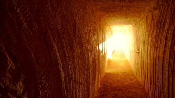 Coober Pedy, AustráliaA maioria dos habitantes de Coober Pedy, local do sul da Austrália, vive embaixo da terra e frequenta igrejas, restaurantes e lojas subterrâneas. Nesta cidade, que produz cerca de 70% da opala do mundo, o forte sol é o motivo pelo qual as pessoas preferem ter a sua rotina embaixo do sol