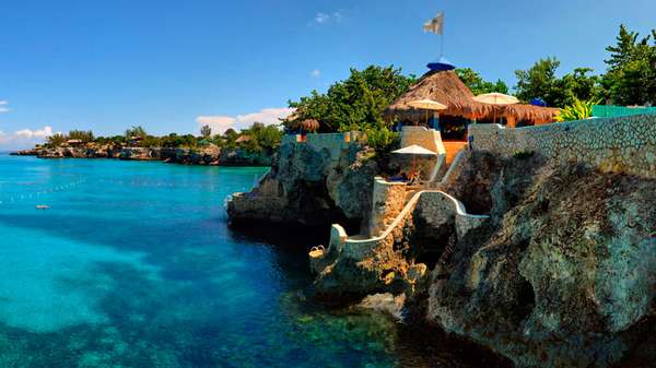 The Caves, JamaicaPara muitos, o The Caves é o hotel mais romântico de toda a Jamaica, com seus 12 bangalôs escondidos em meio a jardins exuberantes ao longo de penhascos imponentes