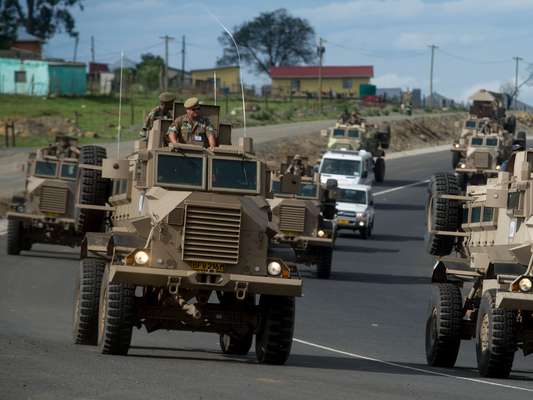 O Exército sul-africano se dirige para o vilarejo de Qunu, a 900 quilômetros de distância de Johannesburgo, às vésperas do funeral de Estado de Nelson Mandela. O local, de pouco mais de 200 habitantes, é a terra natal de ex-presidente sul-africano e onde ele será enterrado no próximo domingo. Os militares estão preparando um grande aparato de segurança para o evento, para o qual são esperadas 4 mil pessoas, incluindo diversos líderes mundiais