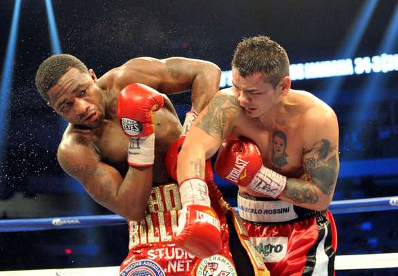 El argentino Marcos "Chino" Maidana (66,340 kilos), en una brillante demostración de boxeo, se alzó anoche con el título welter de la AMB al vencer por puntos, en fallo unánime, al hasta entonces invicto local Adrien Broner (65,545).