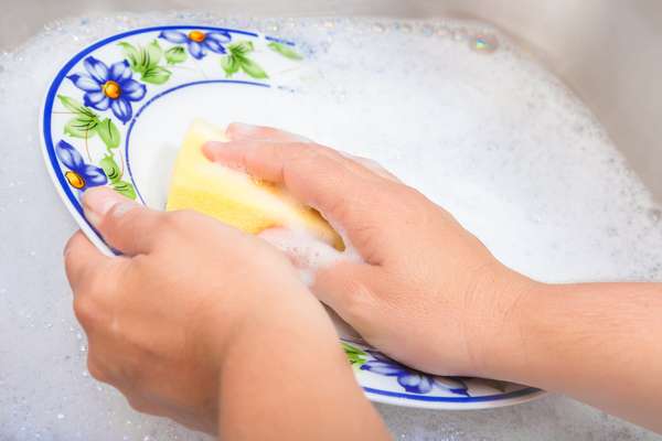 Em contato direto com produtos de limpeza, mãos tendem a ficar ressecadas, apresentar coceira e, em alguns casos, até mesmo a descascar