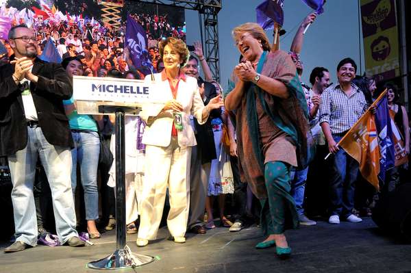La presidenta electa Michelle Bachelet, celebró su triunfo reiterando su compromiso con una serie de cambios sociales entre los que destacó con mayor fuerza la educación gratuita y de calidad y la instalación de una nueva constitución.