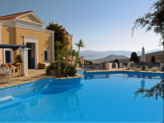 Lefkes Village Hotel, Paros, GréciaParte do arquipélago das Cíclades, Paros oferece tudo o que há de melhor nas ilhas gregas com preços mais baixos do que em outras ilhas mais turísticas como Mykonos e Santorini. Localizado no pequeno vilarejo de Lefkes, o hotel Lefkes Village tem 20 quartos contemporâneos e conta com piscina, um pequeno museu e um restaurante com pratos feitos à base de ingredientes colhidos no jardim. Diárias a partir de R$ 162