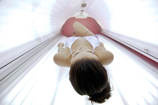 Conhecidas por proporcionarem a tão desejada pele morena em poucas horas, câmaras de bronzeamento artificial devem ser banidas do ritual de beleza feminino