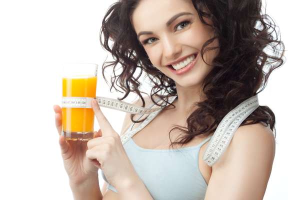 Ricos em vitaminas e minerais, sucos detox ajudam a secar a barriga e bombar o Projeto Verão 2014