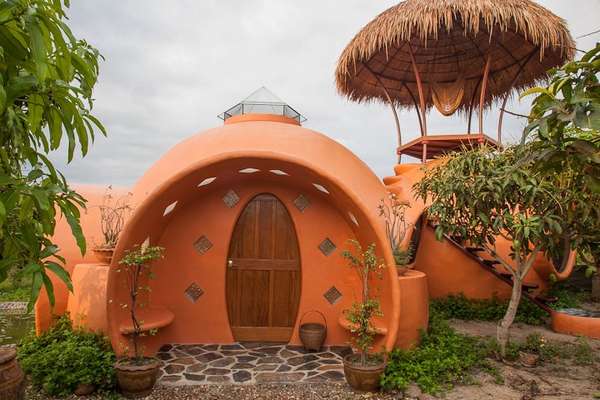 O fotógrafo Steve Areen construiu uma casa formada por três cúpulas com menos de US$ 9 mil, cerca de R$ 18 mil