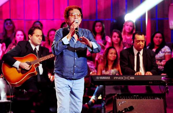 Conhecido como Rei do Brega, o cantor pernambucano Reginaldo Rossi começou sua carreira cantando rock. Antes de se lançar como cantor, foi professor de matemática e física, além de estudar Engenharia Civil. Na sua lista de sucessos estão as músicas Garçom, A raposa e as uvas, Em plena lua de mel e Leviana.